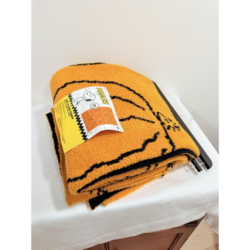 Peanuts Snoopy Halloween Pumpkin Soft Plush Throw Blanket 50x70 NWT - Picture 6 of 10